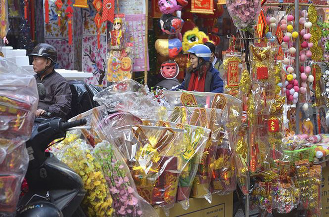 Người dân Hà Nội chen chân mua đồ ông Công ông Táo